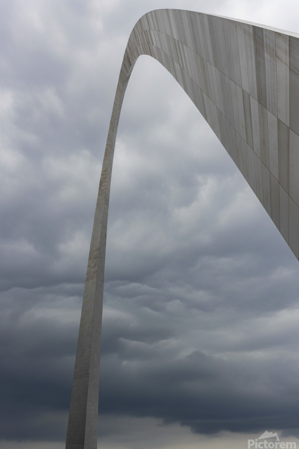 ST.LOUIS ARCH CLOUDY SKIES 2026